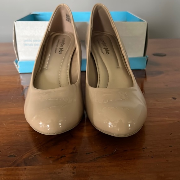 Taupe Comfort Plus heels, New in the box
